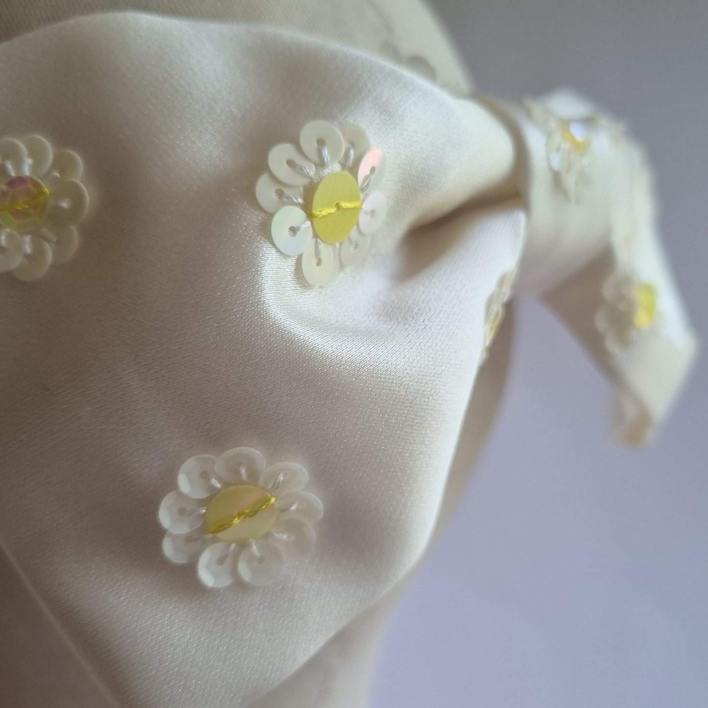 A close up of the sequin daisy